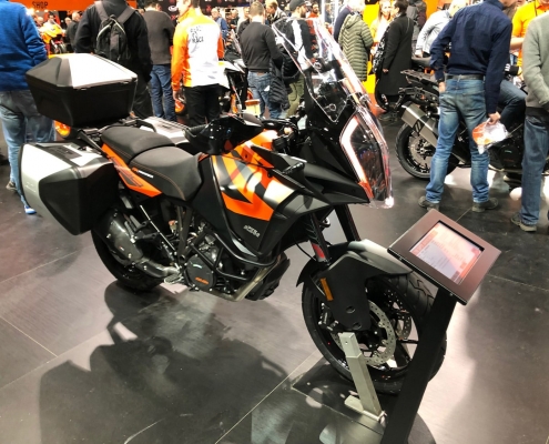 En svart/orange motorcykel